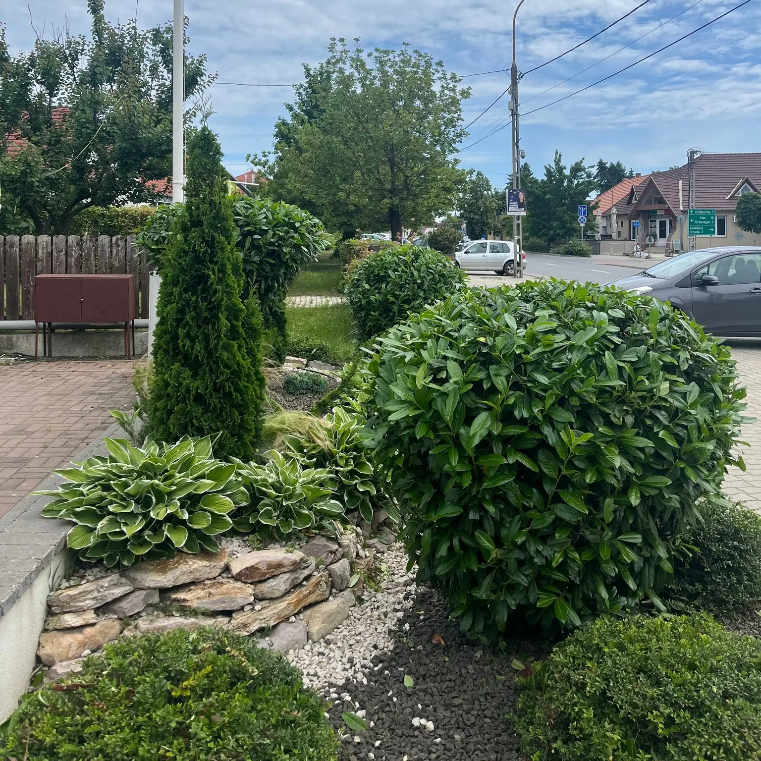 Szolárium előkertje Veresegyházon