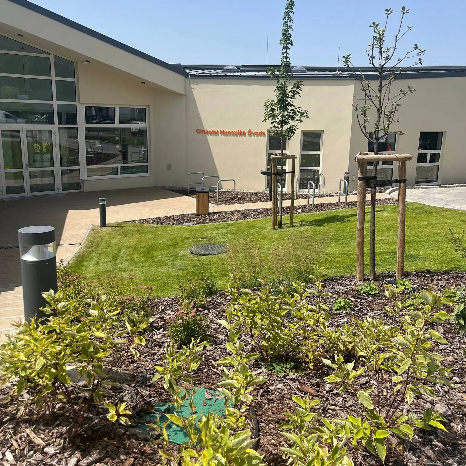 Óvoda előkertje a 16. kerületben