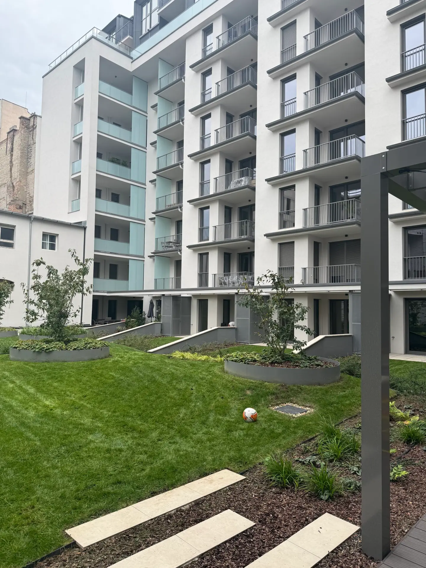 Lakópark belső kertje